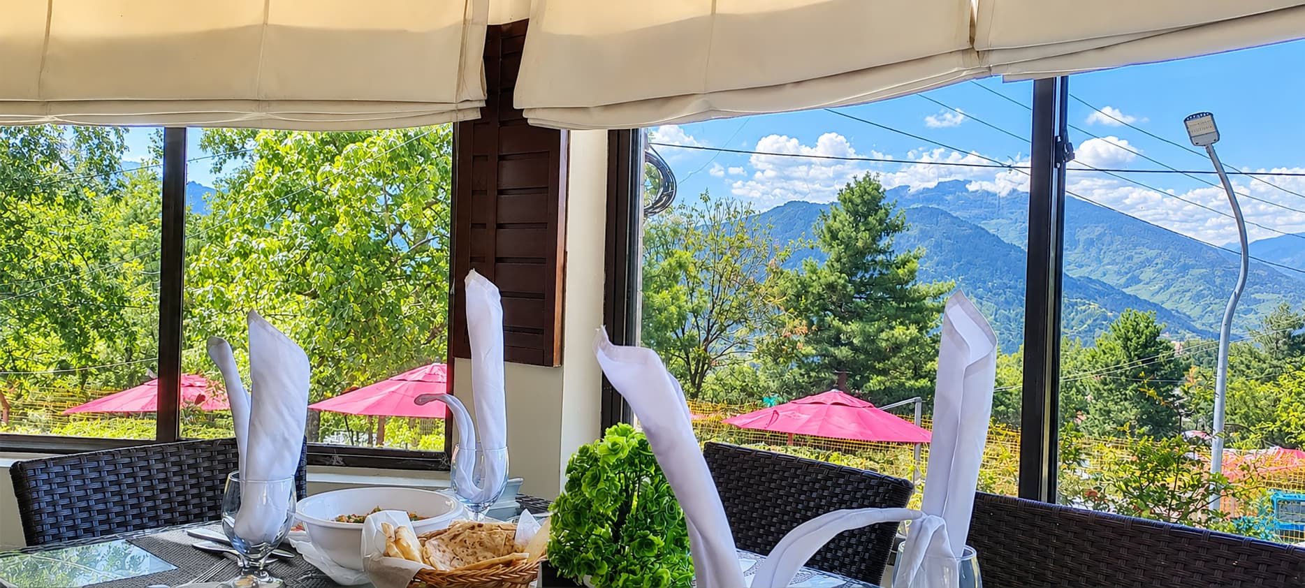 Chinar Restaurant at Chinar Resort